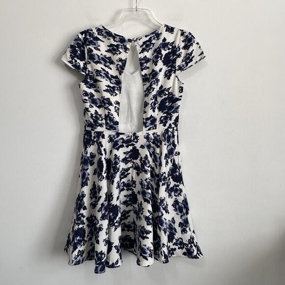 Lulus Skater Dress M Fit Flare Blue Floral Summer Party Shower Summer Cap Sleeve - Picture 9 of 9